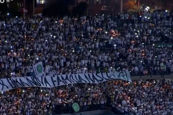 Estádio de Medellín brada “Vamos, vamos, Chape” durante homenagem