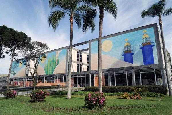 Curitiba prorroga bandeira vermelha e mantém restrições contra Covid