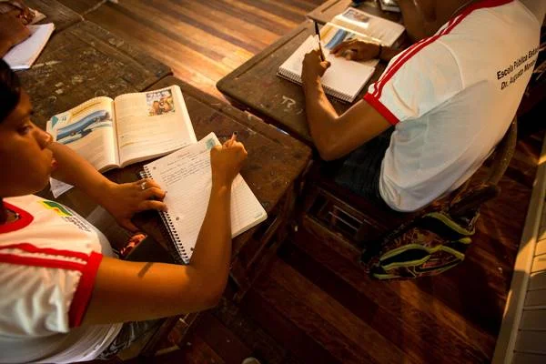 Alunos estudando para o Enem