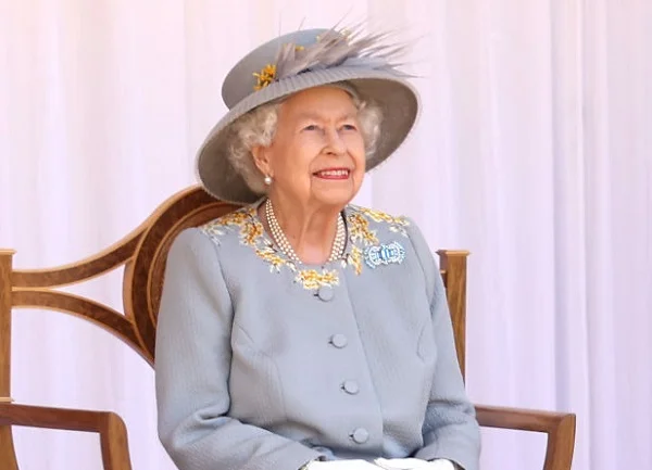 a rainha da inglaterra em evento em 2021