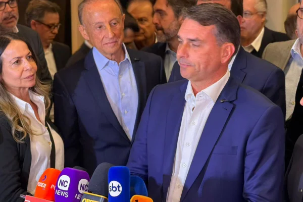 Flávio Bolsonaro concede coletiva em São Paulo.