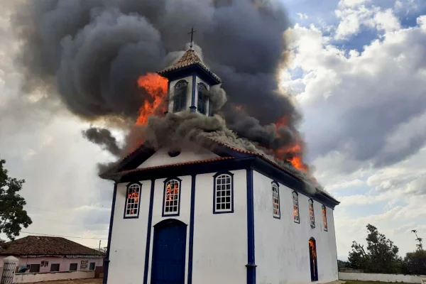 Pequena igreja do século 17 é destruída por incêndio