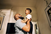 Pais que brincam com os filhos e passam tempo de qualidade com a família garantem uma infância mais segura