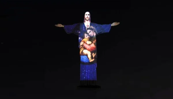 Estátua do Cristo Redentor ganha iluminação especial para o Natal