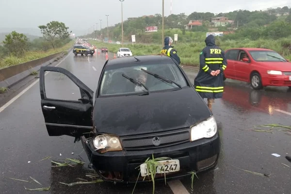 Três pessoas ficam feridas na BR-070 após carro capotar no DF