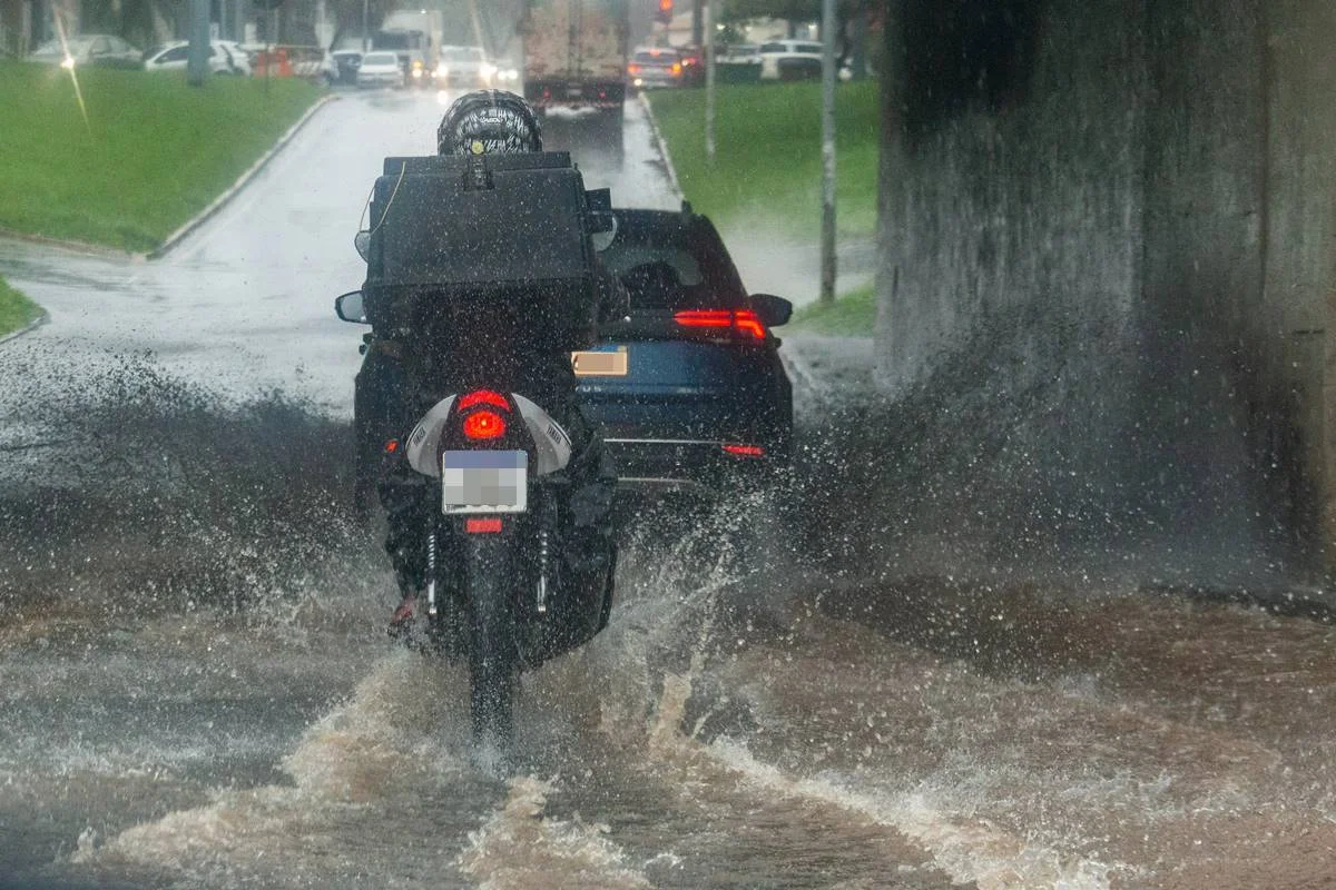 Temporal causa alagamentos e deixa trânsito caótico em Brasília - imagem 3 Temporal causa alagamentos e deixa trânsito caótico em Brasília - imagem 3