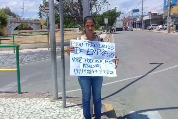 Mulher consegue emprego após 5 horas no semáforo com cartaz
