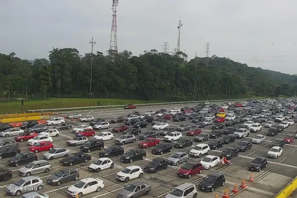 A Rodovia dos Imigrantes registrou 27 km de lentidão na manhã desta sexta-feira. A Operação Descida foi implementada durante o feriado - Metrópoles