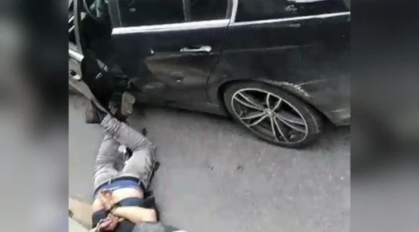 Bêbado causa acidente, exibe garrafa, tenta correr da polícia e acaba preso em Indaial