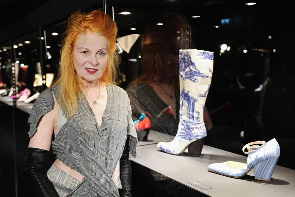 Estilista Vivienne Westwood ao lado de calçados da própria grife em uma exposição - Metrópoles