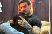 Lucas Lucco faz selfie nos bastidores de um de seus shows