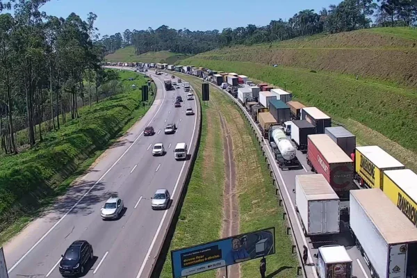 De acordo com a concessionária, as pistas do Rodoanel foram liberadas por volta das 10h30, após o caminhão ter sido retirado da via - Metrópoles