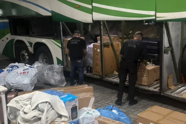 Imagem colorida,Ônibus é interceptado no Rio com canetas emagrecedoras e anabolizantes- Metrópoles