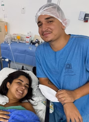 Ary Mirelle e João Gomes posam juntos no hospital