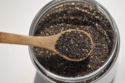 A chia é extremamente versátil e pode ser incorporada facilmente em várias preparações do cotidiano, tanto doces quanto salgadas