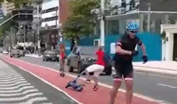 Imagem colorida de momento que homem é empurrado - Metrópoles