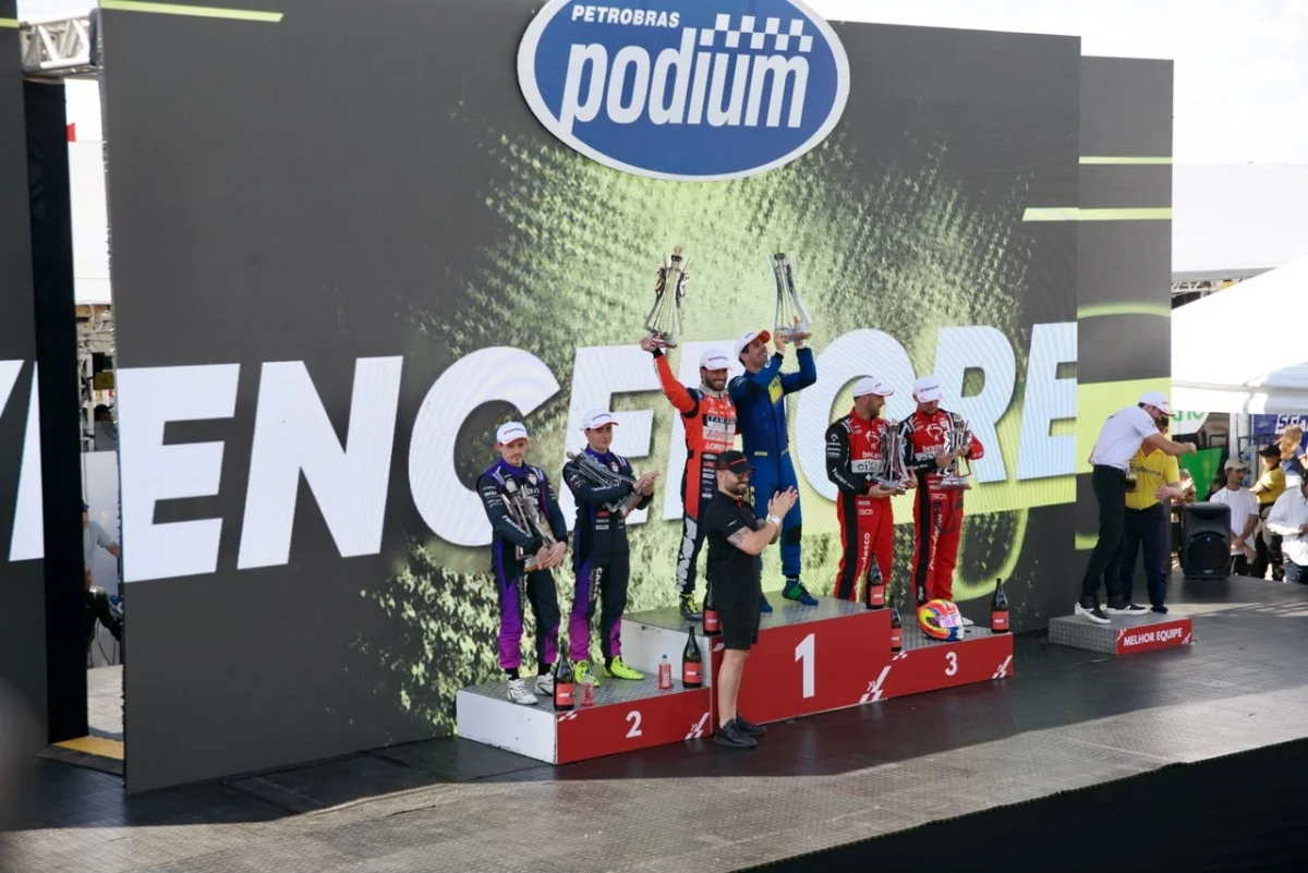 Di Grassi brinca sobre aposentadoria após vencer Endurance da Stock Car - imagem 9 Di Grassi brinca sobre aposentadoria após vencer Endurance da Stock Car - imagem 9