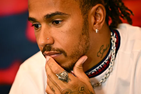 Lewis Hamilton pensativo
