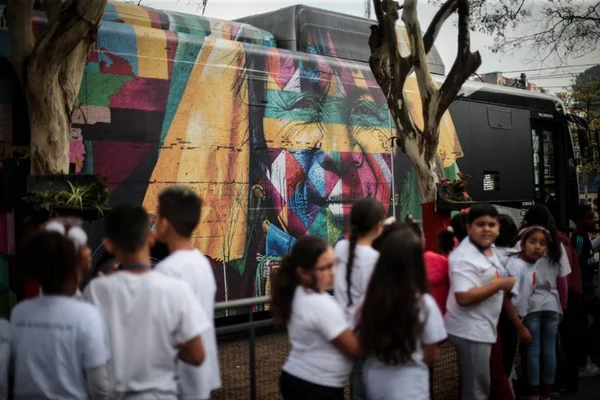 Kobra transforma ônibus em galeria itinerante em São Paulo