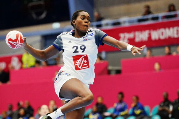 Jogadora francesa de handebol doa dinheiro para camareira que a roubou na Vila Olímpica