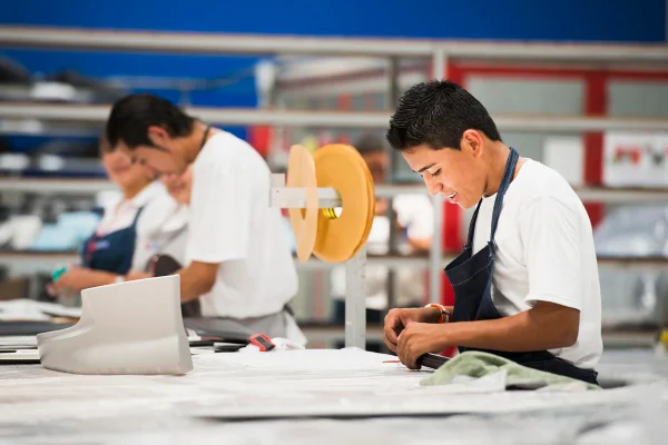 Lei da Aprendizagem- Imagem colorida de jovens trabalhando