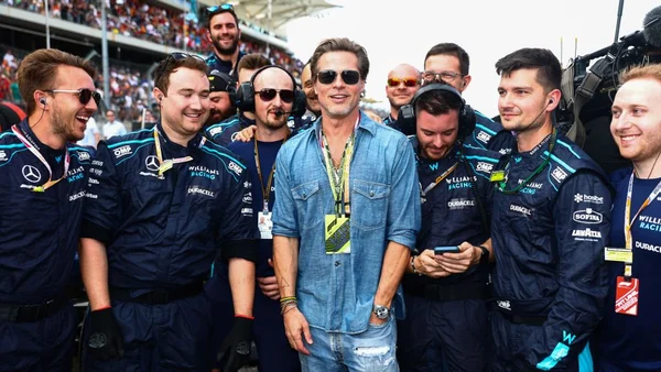Brad Pitt com equipe de mecânicos - Metrópoles