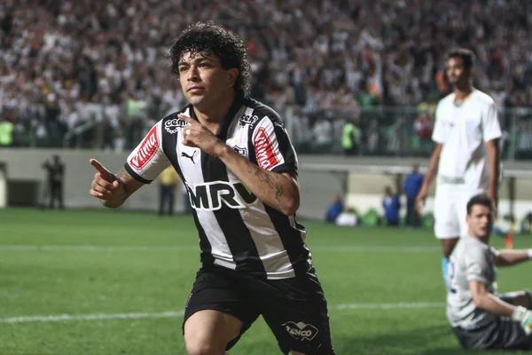 Atlético-MG derrota o Avaí em casa e continua na cola do líder Corinthians