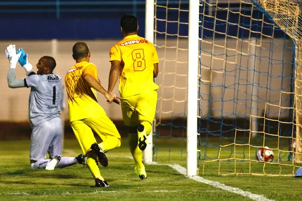 Brasiliense supera Luziânia e chega a nove jogos sem tomar gols
