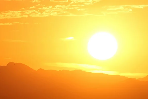 Imagem colorida mostra sol forte - Metrópoles