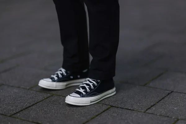 Tênis All Star Converse na cor preta com sola e cadarço brancos