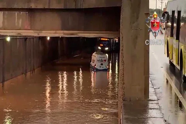 Viaduto do aeroporto alaga no DF e ambulância com paciente fica presa