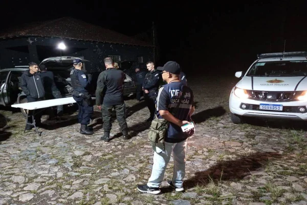 Foto colorida de auditores fechando campo clandestino