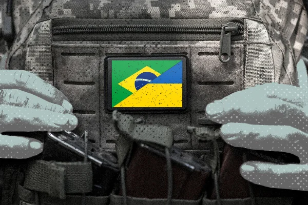 Imagem colorida mostra soldado com as bandeiras do Brasil e Ucrânia - Metrópoles