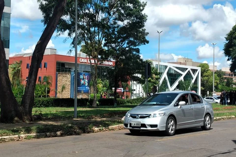Lixeira pública fica na quadra SQWS 301, no Sudoeste Lixeira pública fica na quadra SQWS 301, no Sudoeste