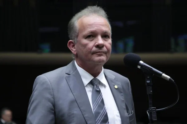 Foto colorida do deputado federal André Figueiredo (PDT-CE) - Metrópoles