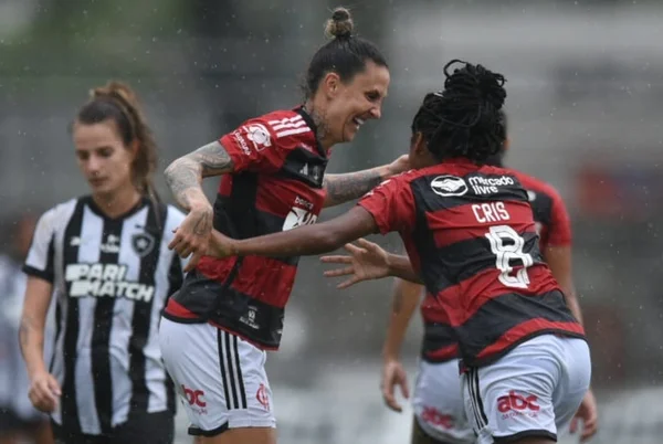 Foto mostra jogadoras do flamengo comemorando vitória sobre o Botafogo no carioca feminino