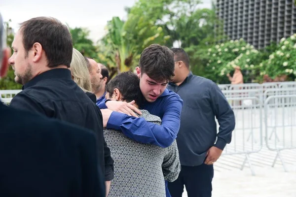 Família de Gugu Liberato chega ao velório do apresentador