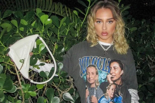Na imagem com cor, Malu Borges usando uma camiseta gráfica com a foto da Miuccia Prada - Metrópoles