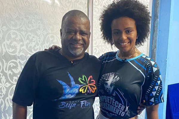 Ex-BBB Natália Deodato visita barracão da Beija-Flor