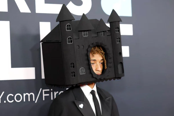 Jaden Smith com acessório de cabeça em formato de castelo, no Grammy 2025 - Metrópoles