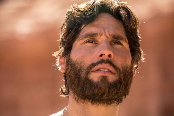 Saiba por que Dudu Azevedo será Jesus em novela, e não Theo Becker