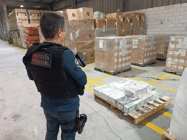 Imagem colorida de agente da Receita Federal durante as apreensões da droga - Metrópoles