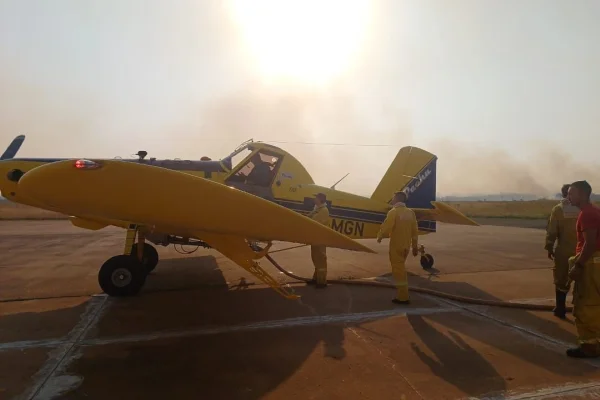 Imagem colorida de uma aeronave amarela para combate aos incêndios em SP