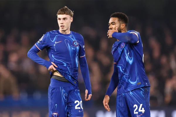 Foto colorida de Reece James e Cole Palmer, estrelas do Chelsea - Metrópoles