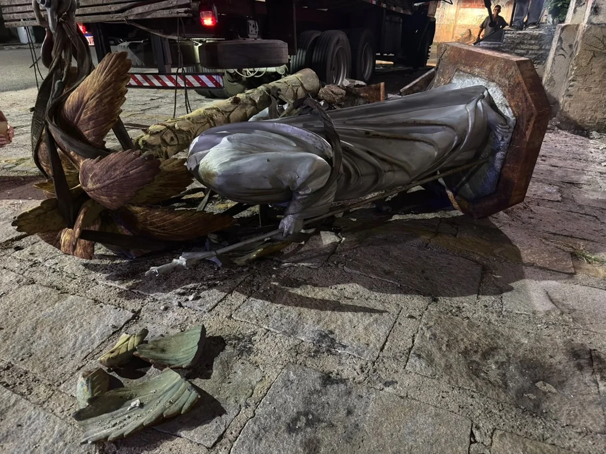 Imagem da Sagrada Família quebra ao ser içada de prédio em Fortaleza Imagem da Sagrada Família quebra ao ser içada de prédio em Fortaleza