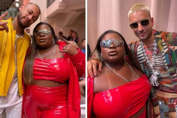 Fotos justapostas da cantora Jojo Todynho com o jogador de futebol Neymar (esquerda) e com o cantor Maluma (direita) em evento em Paris. Ela usa um cropped, calça e jaqueta de latex vermelho, Neymar veste uma jaqueta amarela e Maluma usa blusa colorida - Metrópoles
