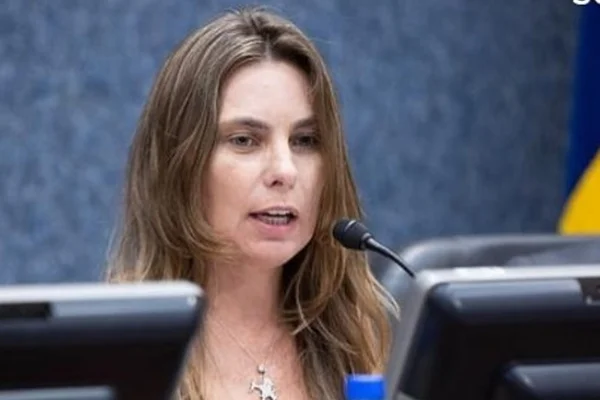 Criticada por usar decote em posse, deputada de SC recorre à Justiça