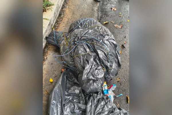 Corpo encontrado por garis em saco de lixo