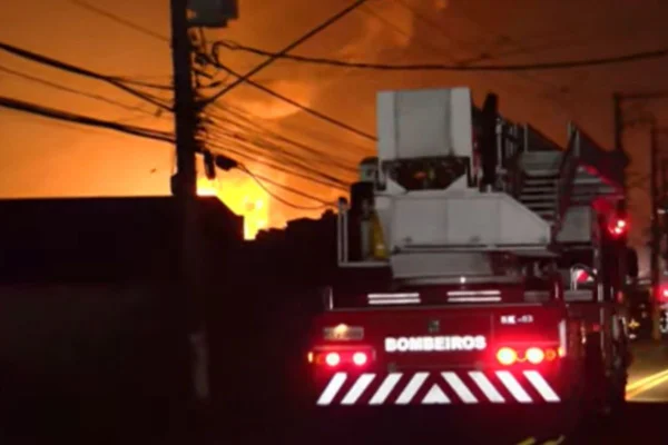 Imagem colorida de incêndio em fábrica de solventes em Itaquaquecetuba - Metrópoles