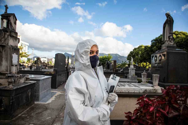 Adriana Barbosa da Silva, acolhedora do Crematório e Cemitério da Penitência no Caju, no Rio